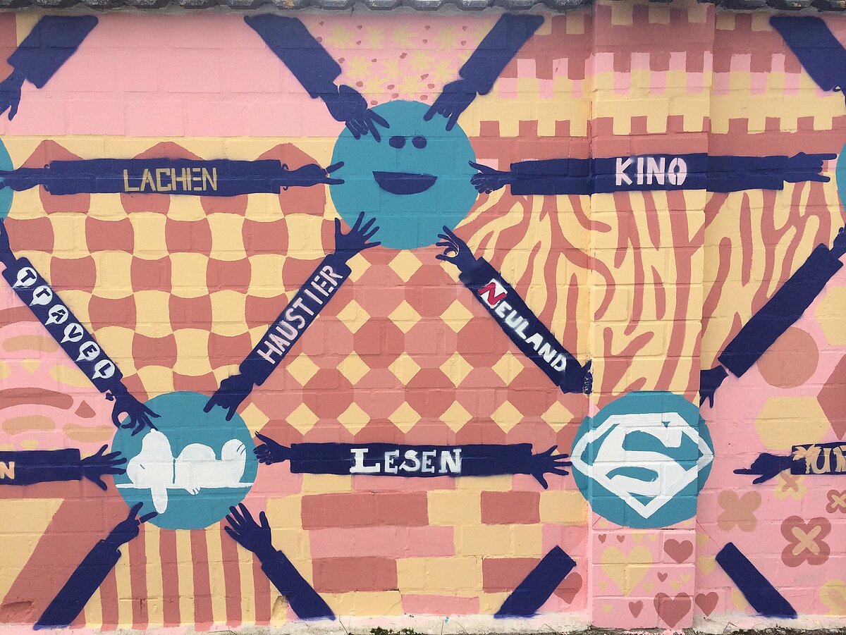 Kunstwerk an einer Ziegelsteinmauer