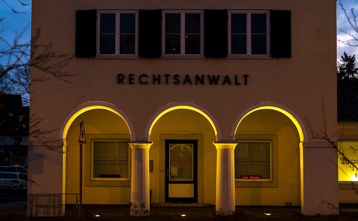 Beleuchtete Torbögen einer Rechtsanwaltskanzlei Beleuchtete Torbögen einer Rechtsanwaltskanzlei