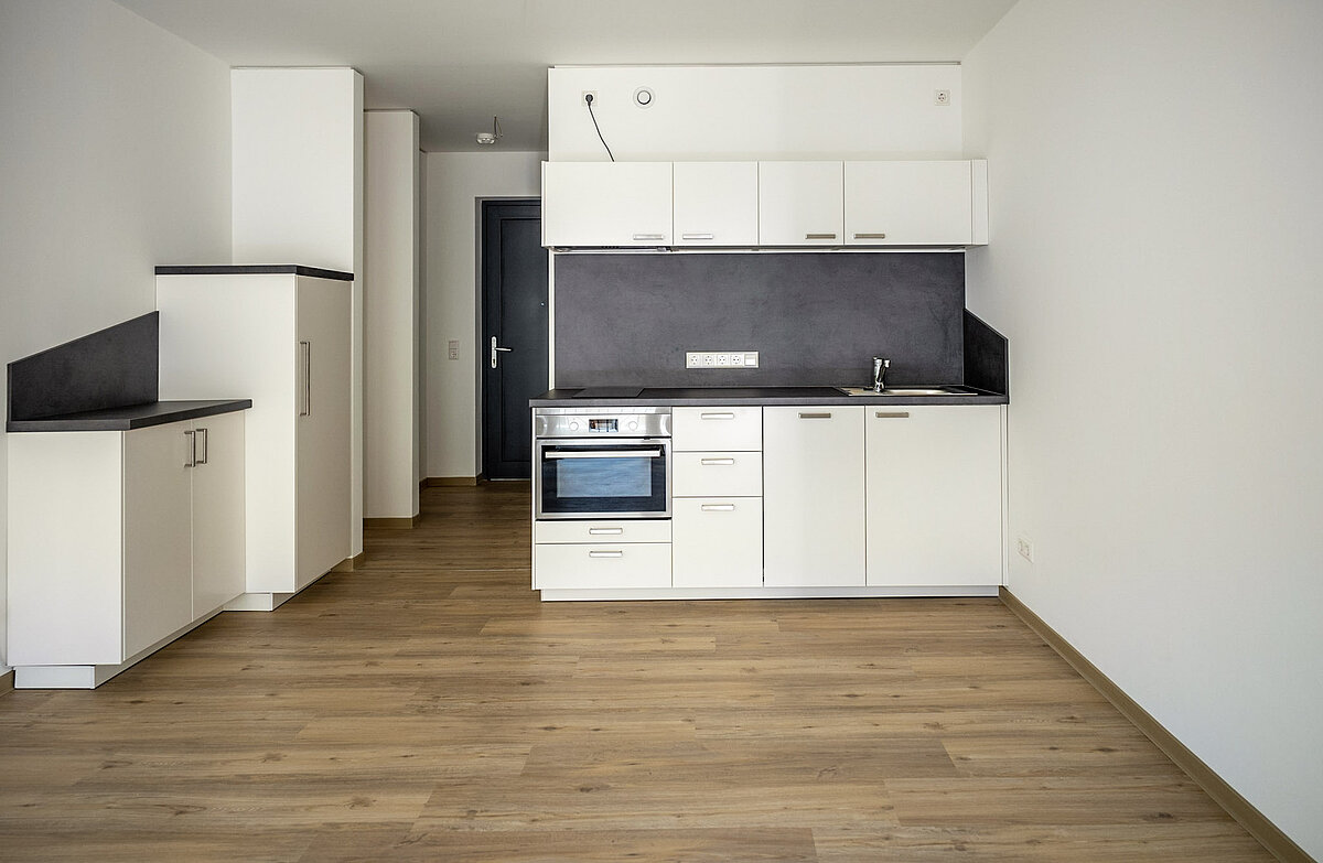Küchenzeile in einer leeren Wohnung Küchenzeile in einer leeren Wohnung