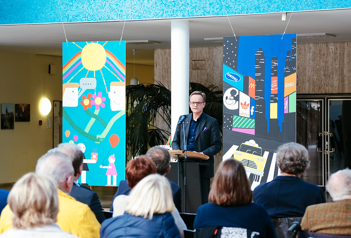 Herr Brand hält eine Rede bei Werk-Stadt-Schloss Herr Brand hält eine Rede bei Werk-Stadt-Schloss