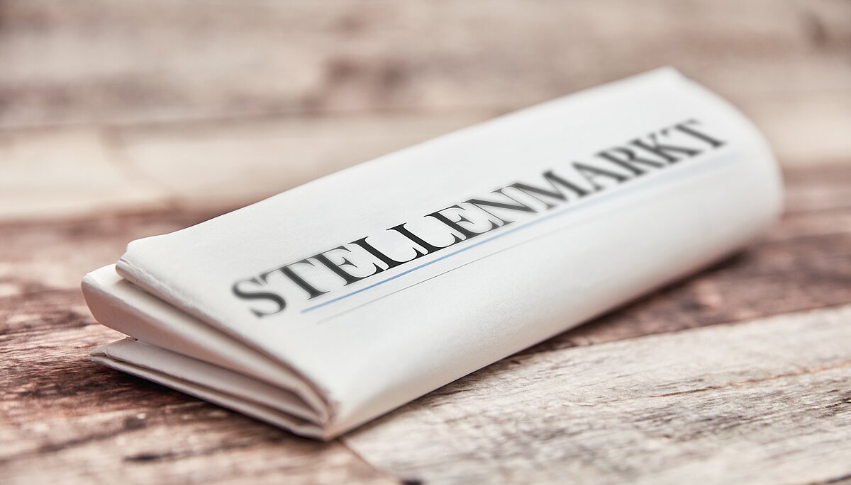 Zeitung mit der Überschrift "Stellenmarkt"