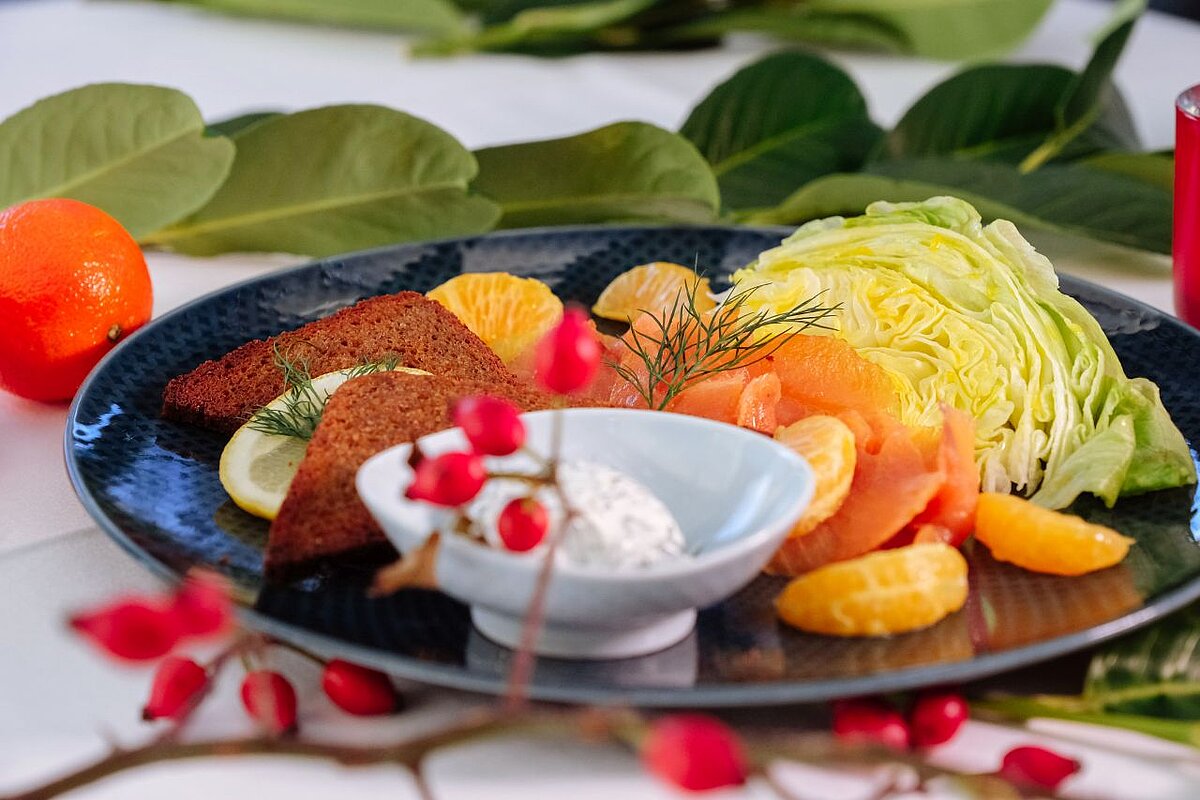 Eisbergsalat mit Mandarinen und Lachs Eisbergsalat mit Mandarinen und Lachs