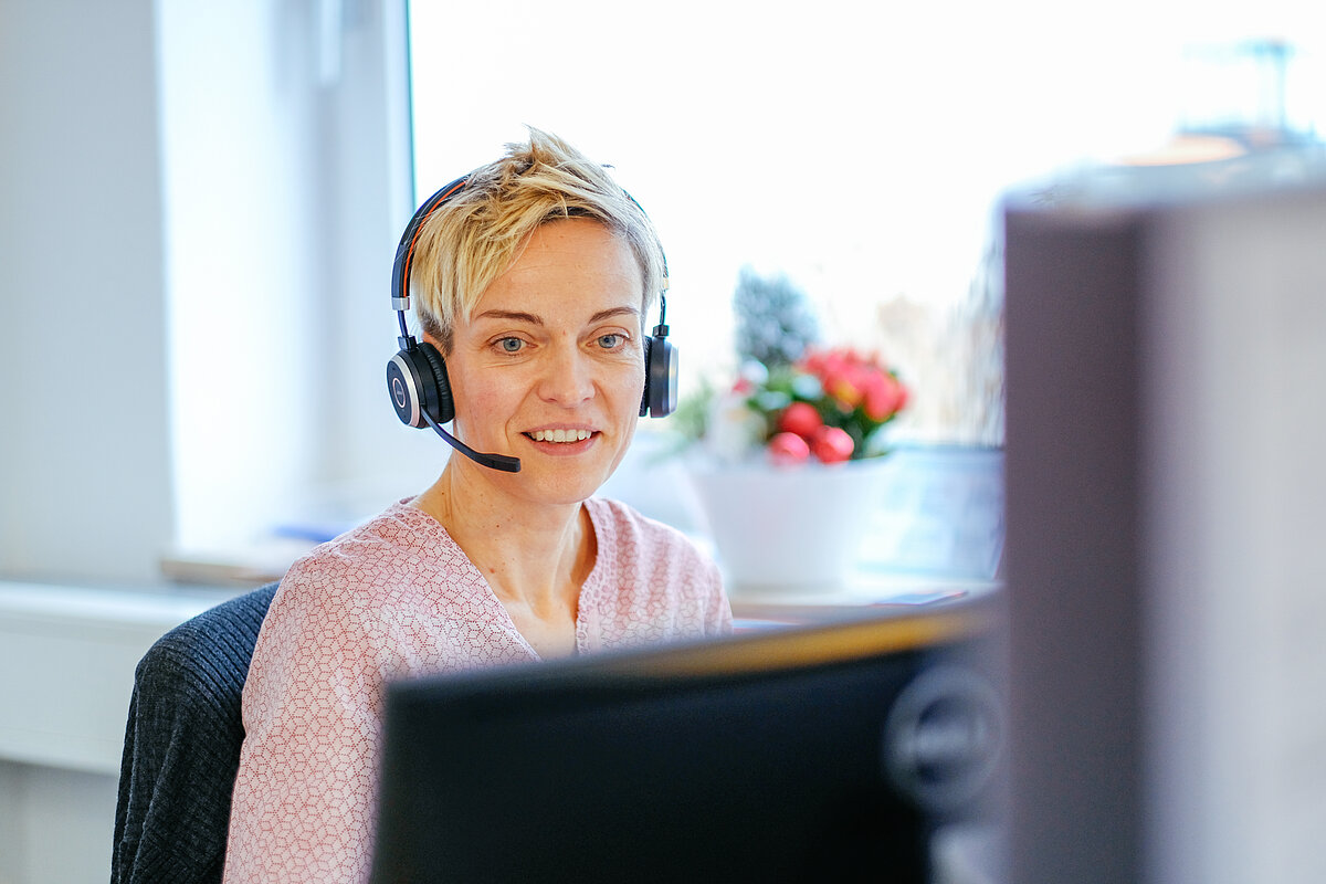 Eine NSC-Mitarbeiterin telefoniert