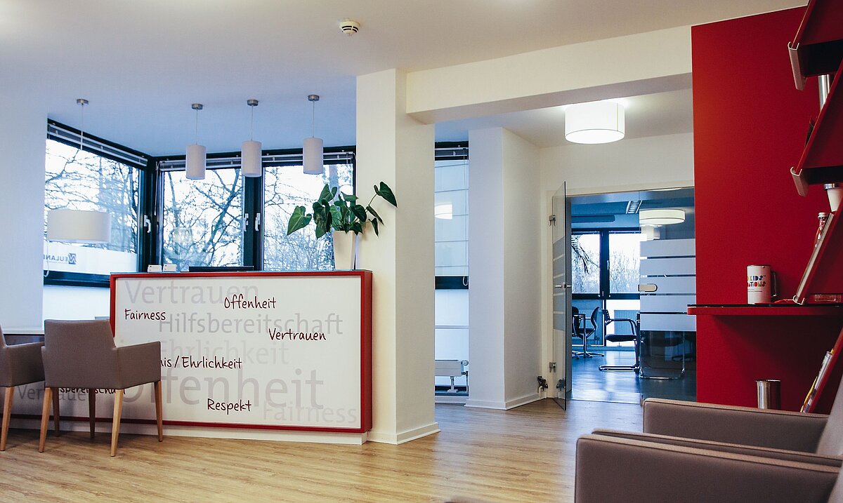 Blick auf den Empfangsbereich mit Thresen einer Geschäftsstelle