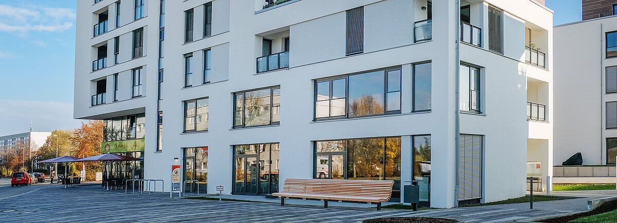 John-F.-Kennedy-Allee 29 mit NEULAND-Treff und Bäckerei