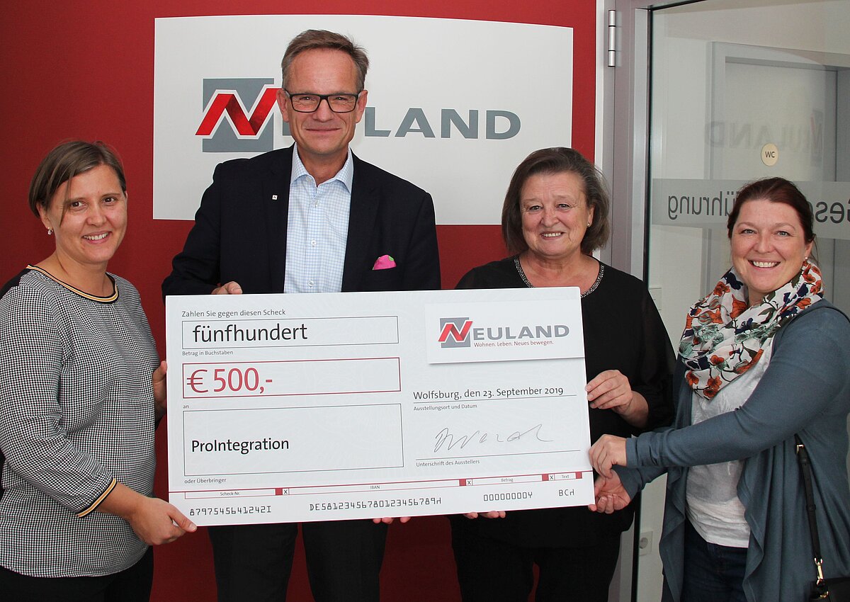 v. l. n. r.: Ludmila Wunder (neue Leitung von ProIntegration), Hans-Dieter Brand (Geschäftsführer der NEULAND Wohnungsgesellschaft), Ludmilla Neuwirth (betreut das Projekt „Meine, deine, unsere Heimat“), Helena Frank (Vorstandsmitglied und Tanztrainerin).