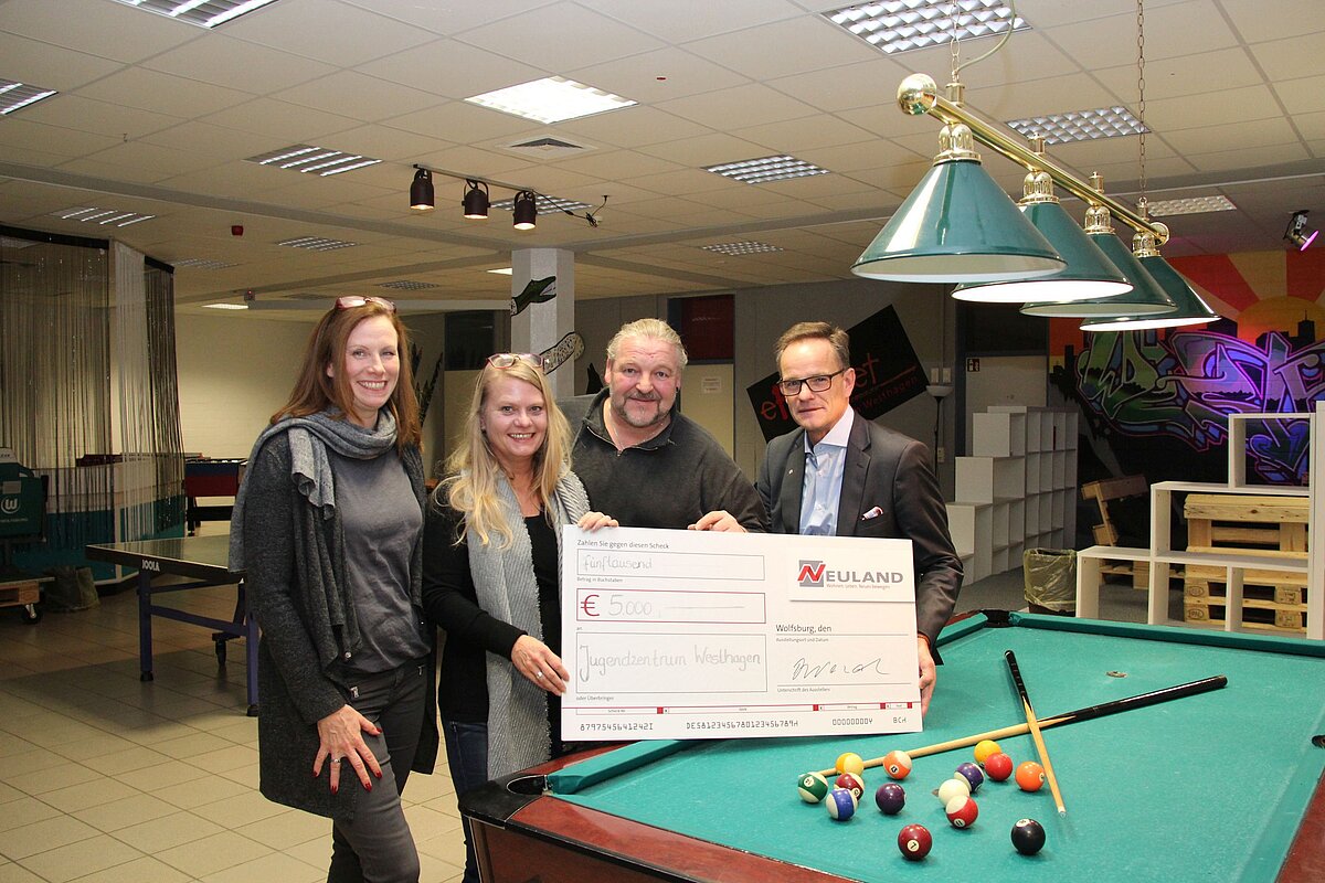Die NEULAND spendete heute 5.000 Euro an das FBZ Westhagen. Mit dabei waren (v.l.n.r.) die Betreuer des FBZ Marijana Helms, Petra Dörnbach und Jörg Tornow sowie Hans-Dieter Brand von der NEULAND.