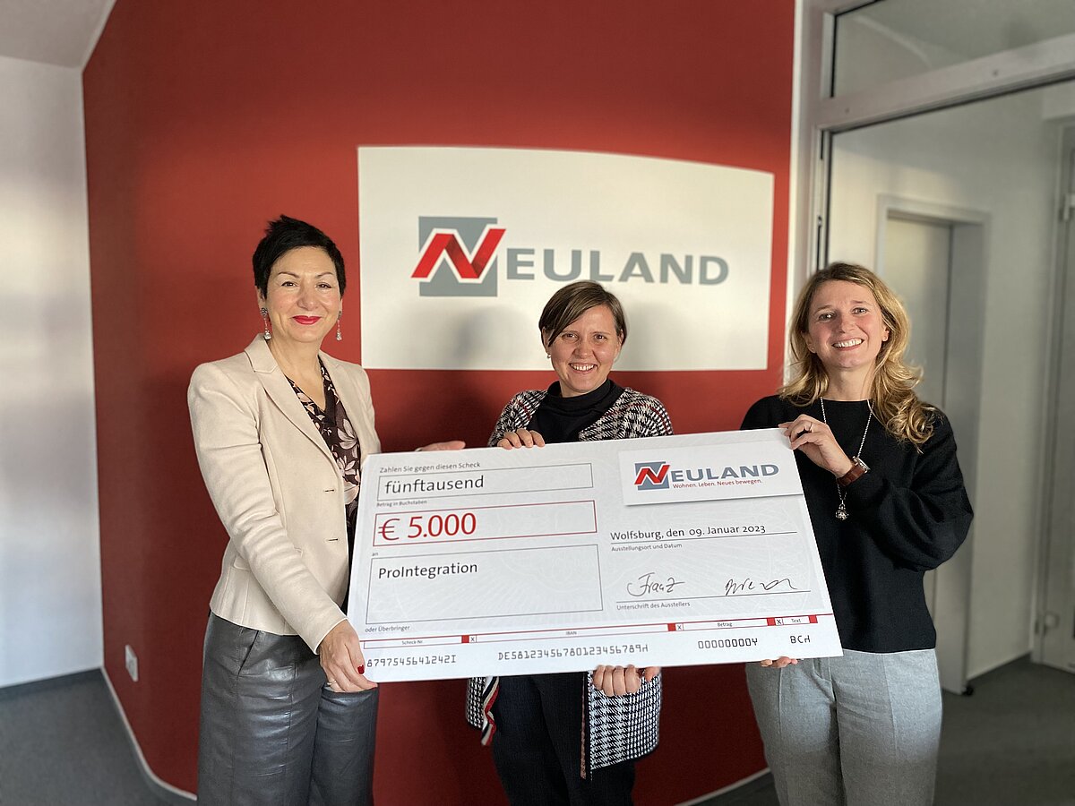 Ludmila Wunder (Mitte) nahm die Spende für ProIntegration gern an. Überreicht wurde sie durch Immacolata Glosemeyer (Aufsichtsratsvorsitzende der NEULAND, links) und Irina Franz, Geschäftsführerin der NEULAND (rechts).