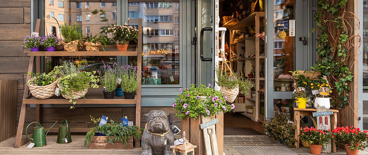 Eingang eines Blumenladens. 