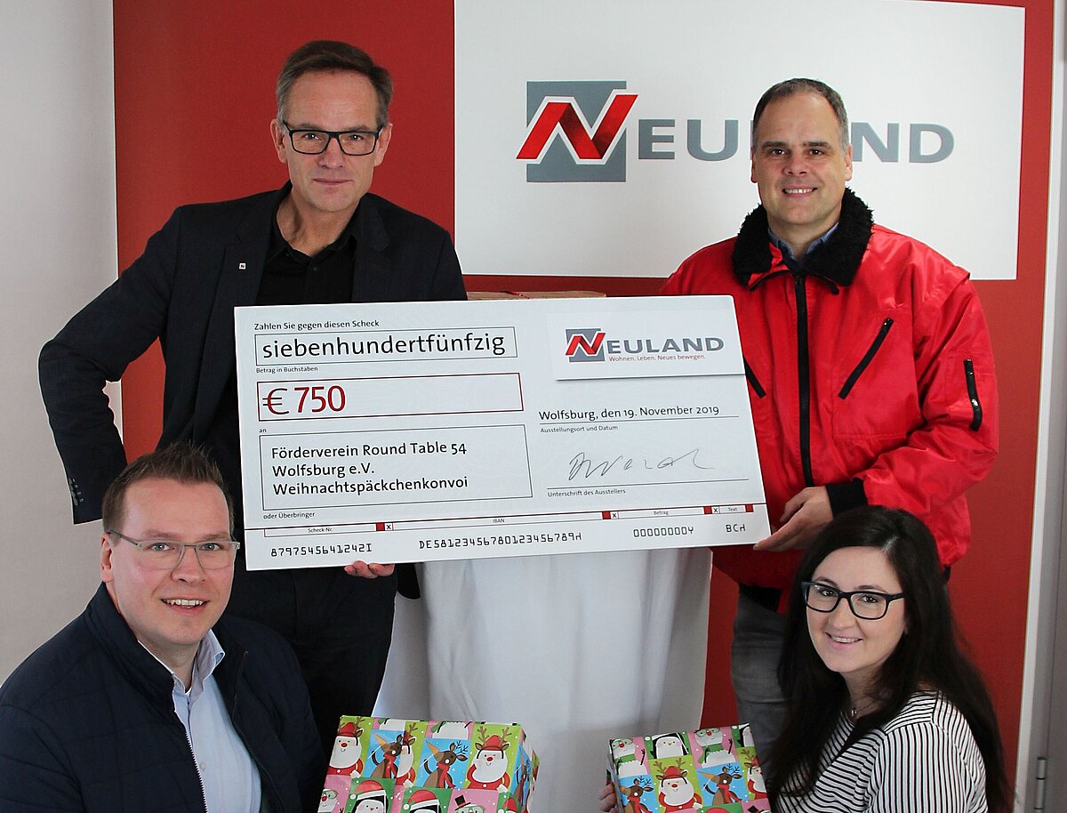 Bildunterschrift: Hans-Dieter Brand (o. l.) übergibt die Spende an Marco Meiners (o. r., Old Tablers), Yven Wischnewski (u. l., Round Table) und Irene Helm (u. r., Ladies' Circle)