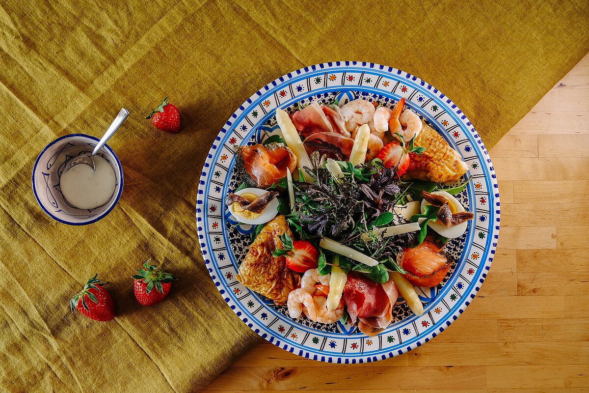 Zum Salat kann zusät zlich eine Aioli für die Shrimps gereicht werden.