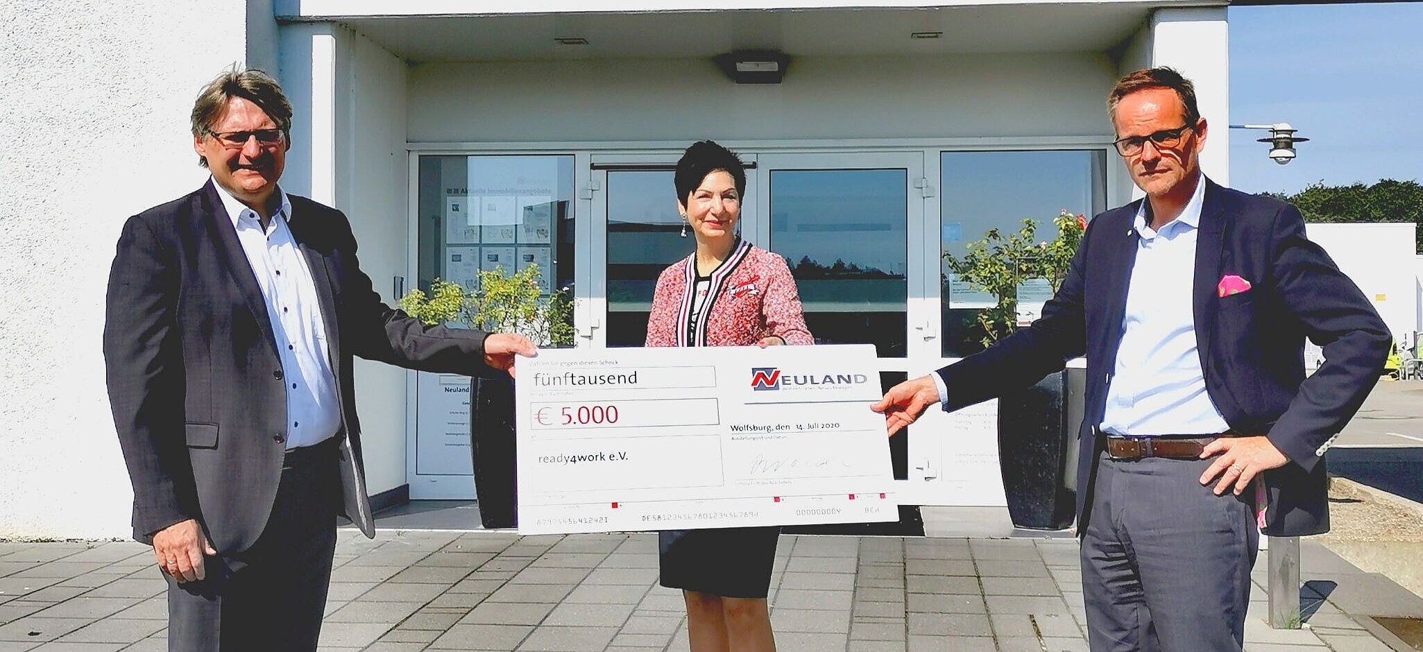 Dr. Frank Fabian nahm den Spendenscheck in Höhe von 5.000 Euro von Immacolata Glosemeyer und Hans-Dieter Brand entgegen.