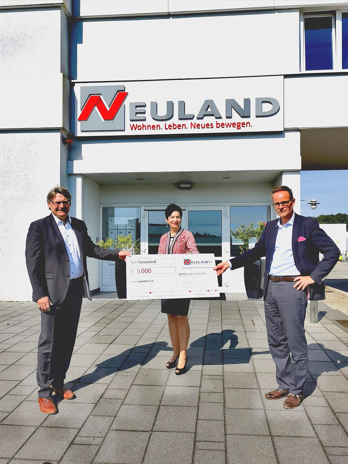 Dr. Frank Fabian nahm den Spendenscheck in Höhe von 5.000 Euro von Immacolata Glosemeyer und Hans-Dieter Brand entgegen.