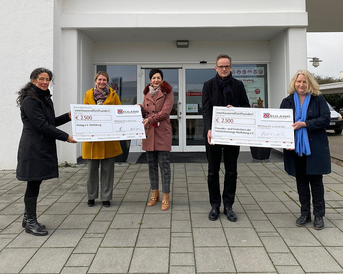 Daniela Cevik (ganz links) und Grit Neubert (ganz rechts) nahmen die Neujahrsspende von Irina Helm (2.v.l.), Immacolata Glosemeyer (Mitte) und Hans-Dieter Brand an