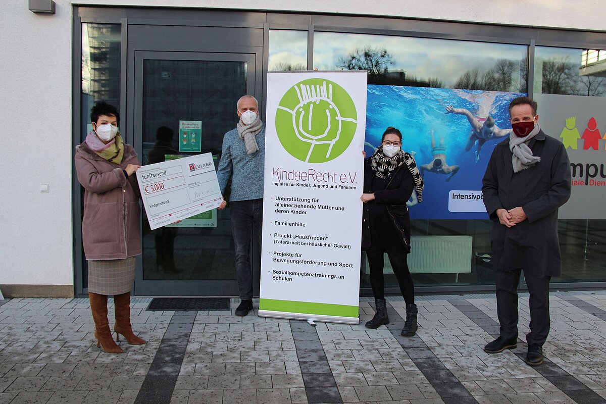 Überreicht wird der Spendenscheck von Hans-Dieter Brand, Geschäftsführer der NEULAND (rechts), und Immacolata Glosemeyer (links), Aufsichtsratsvorsitzende der NEULAND. Raik Lößnitz und Franziska Bosse, Verein kindgeRecht, freuten sich sehr über die Zuwendung. 