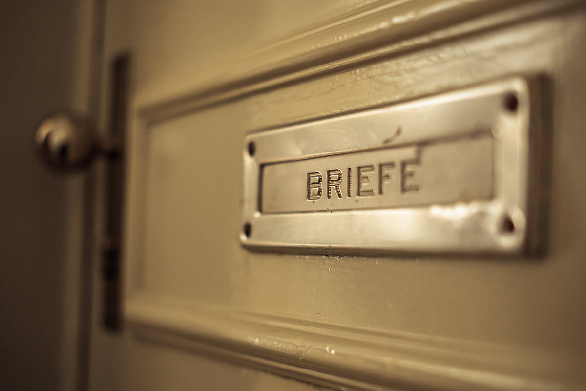 Alter Durchwurfbriefkasten mit der Aufschrift "Briefe"